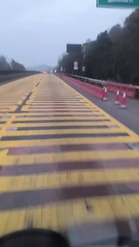 过减速带视频,减速带上的惊险瞬间回顾